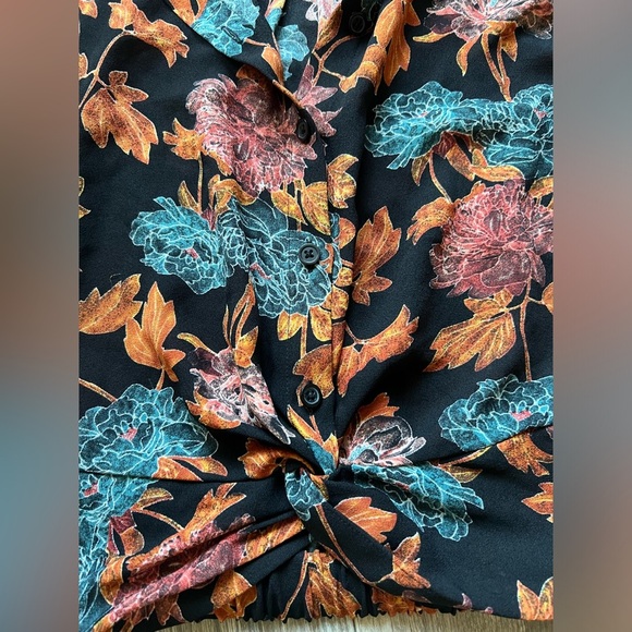 Abound twist front fall leaves button down cropped flutter sleeve top. Size xs - Picture 2 of 7